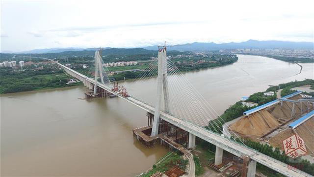 国内首座大跨度高铁斜拉桥成功合龙，设计时速350公里